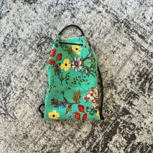 Triangl neoprene drawstring bag